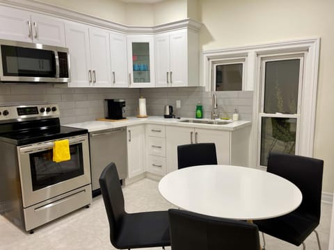 Two-bedroom Suite with King Bed-4 Minutes to The Falls House in Niagara Falls