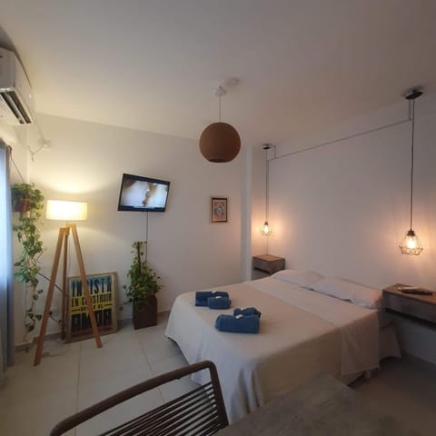 Bed, TV and multimedia, Photo of the whole room, towels, air conditioner
