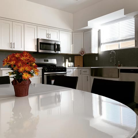Kitchen or kitchenette, Dining area, dishwasher, minibar, pet friendly, stove