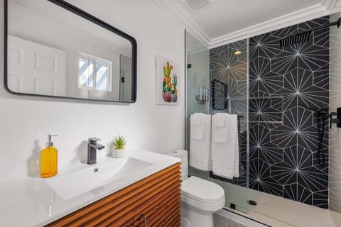 Shower, Toilet, Bathroom, towels