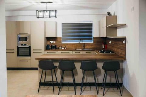 Coffee/tea facilities, Kitchen or kitchenette, Dining area, oven, stove, toaster