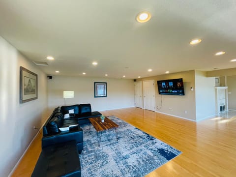 Communal lounge/ TV room, TV and multimedia, Living room, Seating area, Evening entertainment