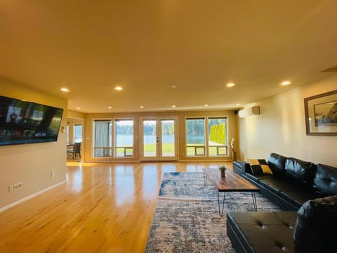 Communal lounge/ TV room, TV and multimedia, Living room, Seating area, Evening entertainment