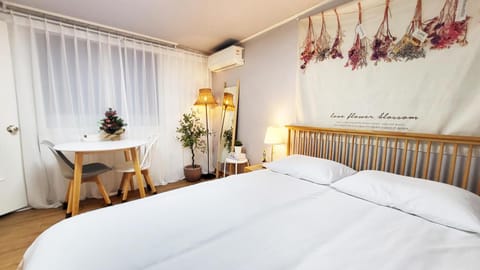 Bed, Bedroom, air conditioner