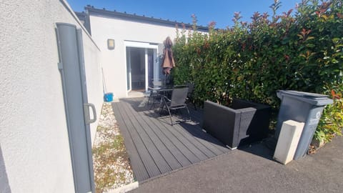 Property building, Patio, Day, Garden, Garden view