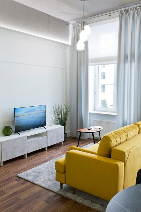 TV and multimedia, Living room, Seating area, Evening entertainment