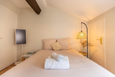 Bed, Bedroom, towels