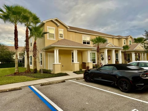 Grand Retreat 3BR Townhouse near Disney Parks House in Davenport