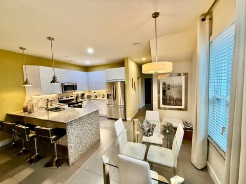 Grand Retreat 3BR Townhouse near Disney Parks House in Davenport