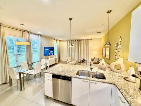 Grand Retreat 3BR Townhouse near Disney Parks House in Davenport