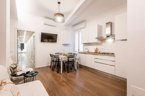 TV and multimedia, Kitchen or kitchenette, Living room, Seating area, Dining area, kitchen, air conditioner