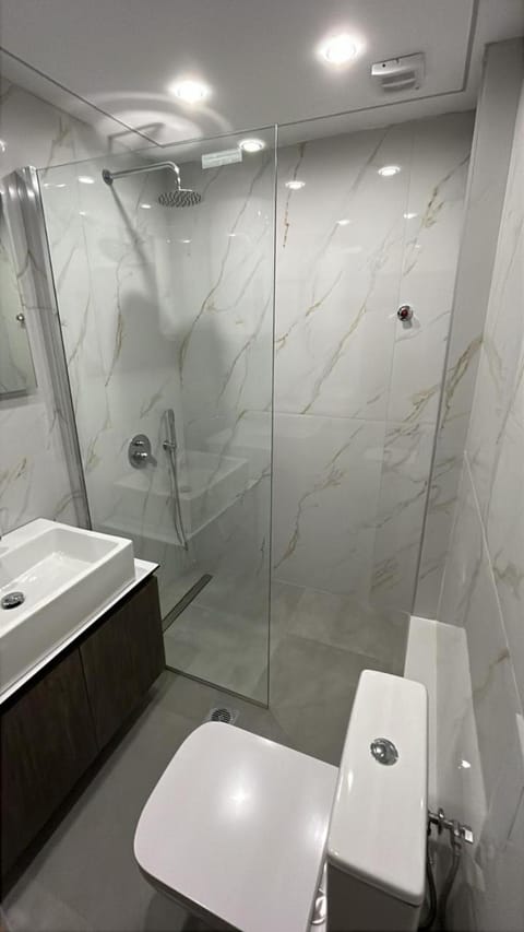 Shower, Toilet