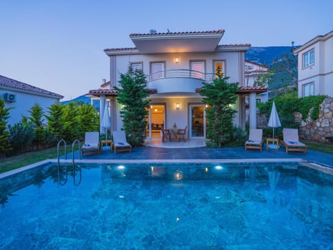 Property building, Garden, Swimming pool