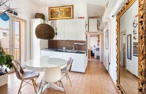 Kitchen or kitchenette, Living room, Seating area, Dining area