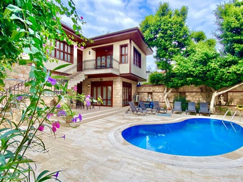 Property building, Patio, Day, Garden, Garden, Garden view, Pool view, Swimming pool, sunbed