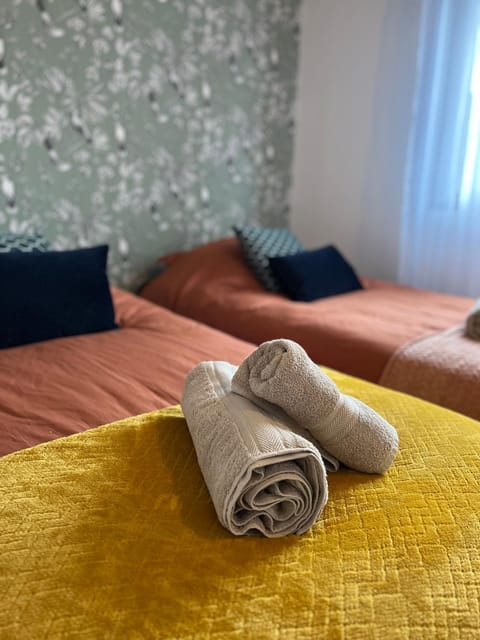 Bed, Bedroom, towels