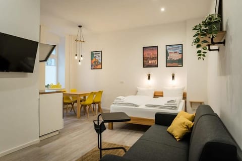 Bed, TV and multimedia, Kitchen or kitchenette, Dining area, Bedroom