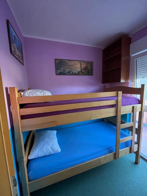 Bedroom, bunk bed