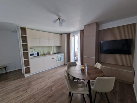 TV and multimedia, Kitchen or kitchenette, Living room, Seating area, Dining area, minibar, oven, pet friendly, stove