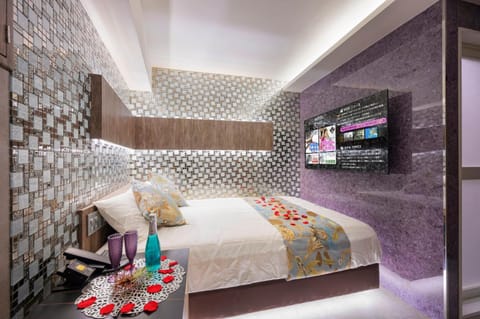 Bed, TV and multimedia, Photo of the whole room, Bedroom