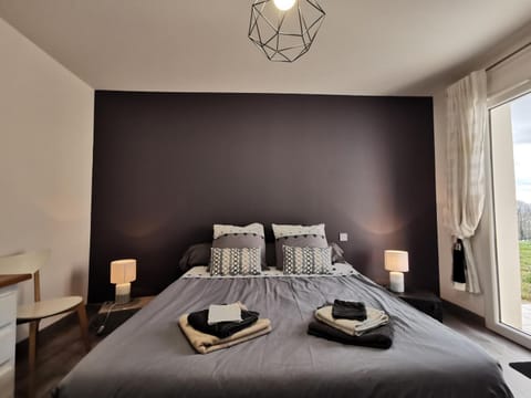 Bed, Photo of the whole room, Bedroom, towels