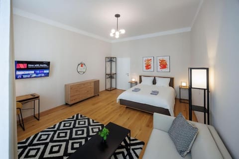 Bed, TV and multimedia, Photo of the whole room, Seating area, hair dresser