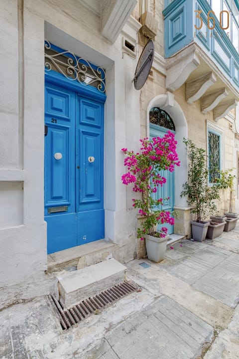 Property building, Facade/entrance, Day, Neighbourhood, Street view