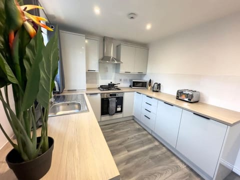 Wallis House by Blue Skies Stays House in England