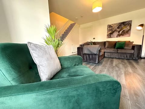 Wallis House by Blue Skies Stays House in England