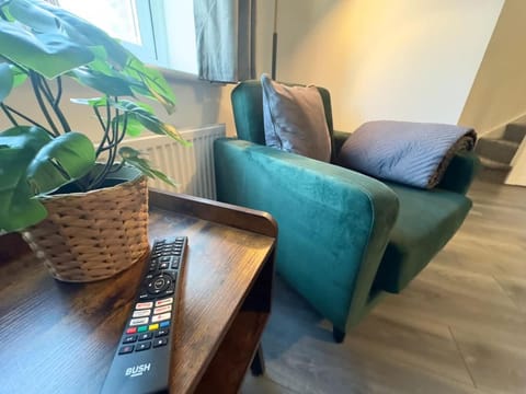 Wallis House by Blue Skies Stays House in England