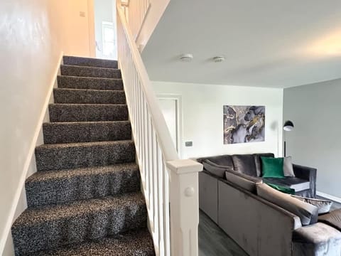 Wallis House by Blue Skies Stays House in England