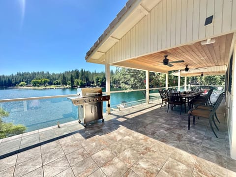 BBQ facilities, Balcony/Terrace, Dining area, Lake view