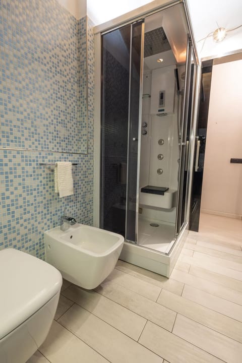 Shower, Toilet, Bathroom, bidet, towels