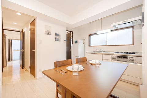Kitchen or kitchenette, minibar, stove