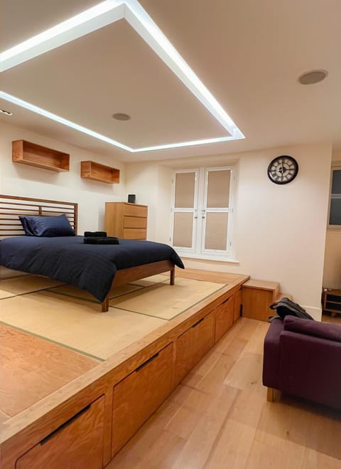 Bed, Photo of the whole room, Seating area, Bedroom