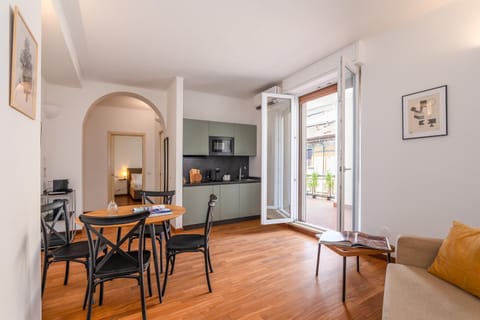 Kitchen or kitchenette, Living room, Seating area, Dining area