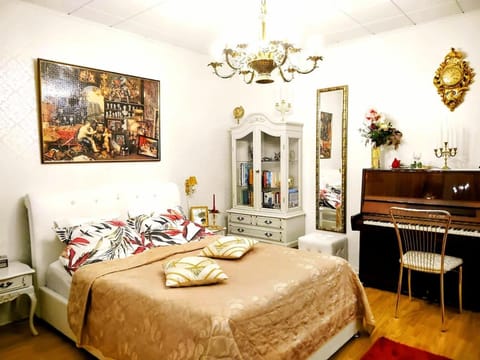 Bed, Seating area, Bedroom