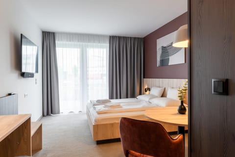 Bed, TV and multimedia, Photo of the whole room, Bedroom