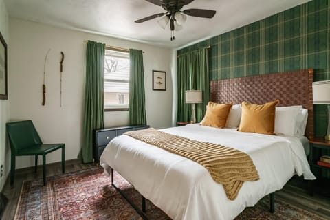 Bed, Photo of the whole room, Bedroom, fireplace