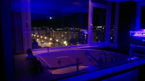 Natural landscape, Hot Tub, Balcony/Terrace, City view, Bath
