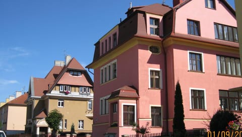 Facade/entrance, Bird's eye view