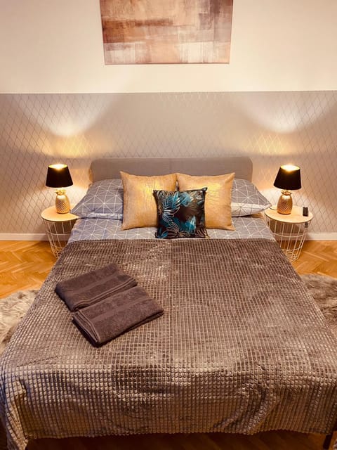 Bed, Photo of the whole room, Bedroom, towels