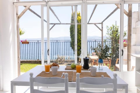 Kitchen or kitchenette, Sea view, Breakfast, Drinks