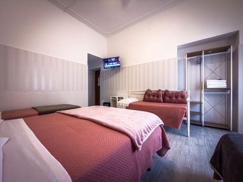 Bed, TV and multimedia, Bedroom