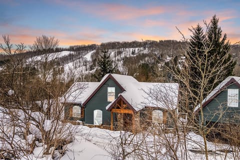 Gorgeous 5 Bdr with Hot Tub - Walk to Holi-Mont! Chalet in Cattaraugus