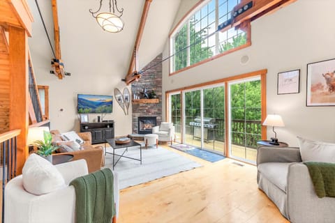 Gorgeous 5 Bdr with Hot Tub - Walk to Holi-Mont! Chalet in Cattaraugus