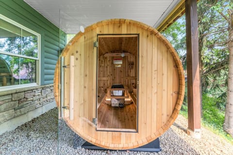 Gorgeous 5 Bdr with Hot Tub - Walk to Holi-Mont! Chalet in Cattaraugus