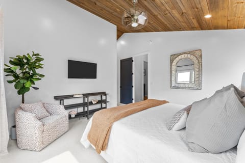 Secluded Beauty with Hot Tub & Views Chalet in Cattaraugus