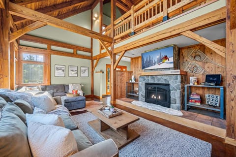 Walk to Village! Stunning timber chalet! Hot-Tub, Bonfire & more! House in Cattaraugus