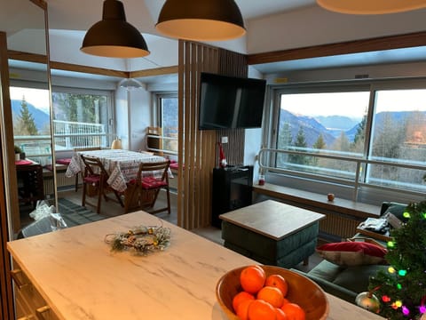 TV and multimedia, Living room, Dining area, Mountain view